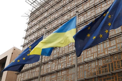 Banderas de la Unión Europea y de Ucrania ante la sede del Consejo Europeo en Bruselas