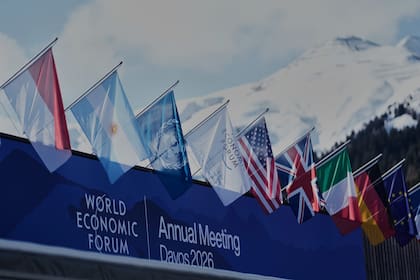 "Banderas decoran el Centro de Congresos, donde tiene lugar la Reunión Anual del Foro Económico Mundial, en Davos, Suiza, el lunes 19 de enero de 2026
