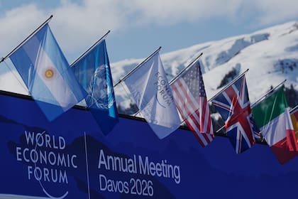 Banderas decoran el Centro de Congresos donde se celebra la Reunión Anual del Foro Económico Mundial en Davos, Suiza, el lunes 19 de enero de 2026