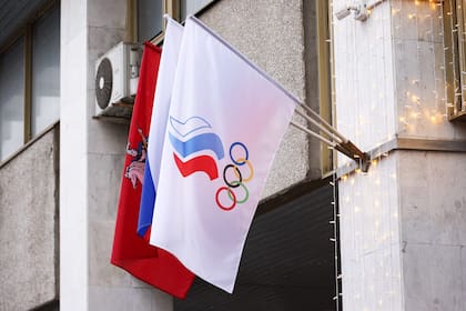 Banderas del Comité Olímpico Ruso y de Rusia en la sede del primero; desde su invasión a Ucrania, el país no puede competir en el deporte.