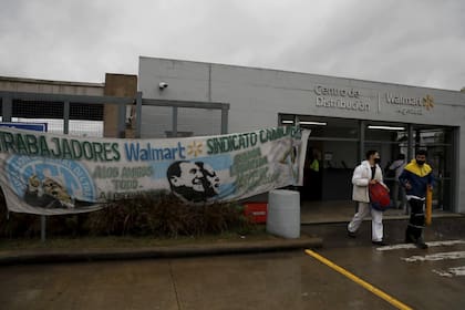 Banderas del sindicato de camioneros en el centro de distribución de Walmart en la localidad de Moreno