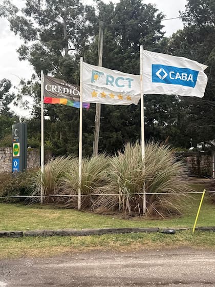 Banderas en el ingreso a RCT