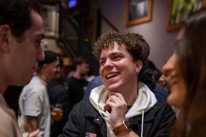 Banderas en el pecho, idiomas en el aire: participantes de Mundo Lingo conectan mientras comparten culturas y risas