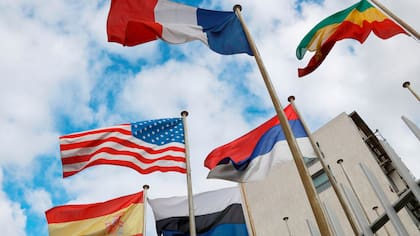Banderas en las afueras del edificio de la Unesco en París