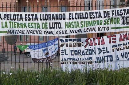 Banderas en las rejas de la Casa Rosada