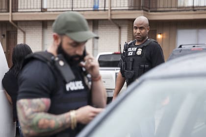 Banderas extranjeras, anuncios en español o uniformes de trabajo se convirtieron en "señales de alerta" para la Patrulla de Caminos