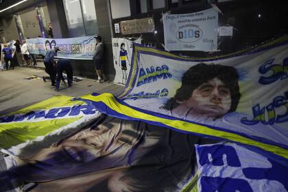 Las banderas con el rostro de Diego Armando Maradona, en la puerta de la clínica Olivos, donde el excapitán y exentrenador del seleccionado argentino fue operado de un hematoma subdural.