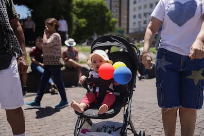 Banderas, gorros y hasta globos con los colores nacionales venezolanos poblaron la Plaza de la República por la detención de Maduro