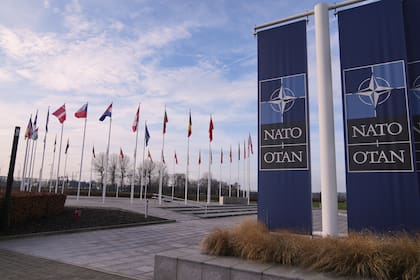 Banderas ondean al viento frente a la sede de la OTAN en Bruselas