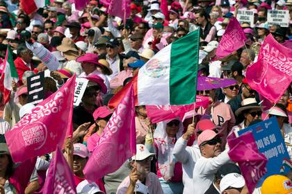 Banderas rosas junto a otras de México integran la manifestación por la democracia