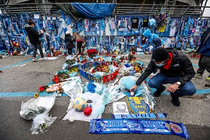 Banderas ubicadas fuera del estadio San Paolo en homenaje a Diego Armando Maradona.