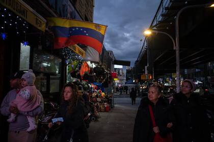Banderas y alimentos venezolanos son las últimas incorporaciones a un popular centro de inmigrantes colombianos, ecuatorianos y mexicanos.