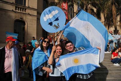 Banderas y carteles a favor de la reelección de Mauricio Macri