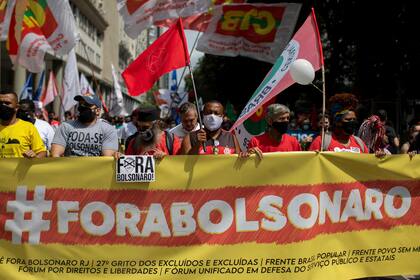 Banderas y panfletos en la marcha contra el presidente brasileño Jair Bolsonaro en Río de Janeiro