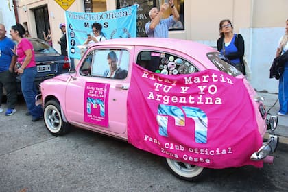 Banderas y remeras dedicadas al artista se adueñaron de las calles porteñas en las inmediaciones del hotel donde está alojado