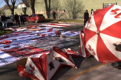 Banderas y sombrillas, entre los elementos tomados en los allanamientos