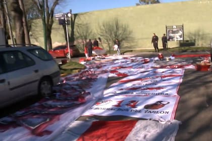 Banderas y sombrillas, entre los elementos tomados en los allanamientos