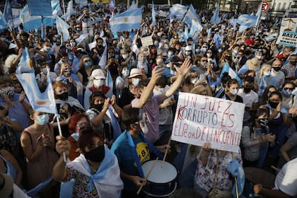 Pancartas, máscaras y banderas en la manifestación