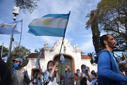 Banderazo #8N frente a la Quinta de Olivos.