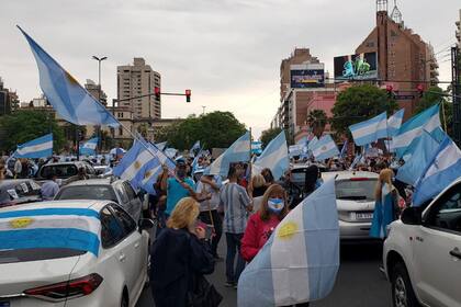 El banderazo #8N frente al shopping Patio Olmos de Córdoba