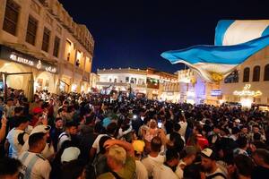 El alocado banderazo de los hinchas argentinos en el centro de Doha