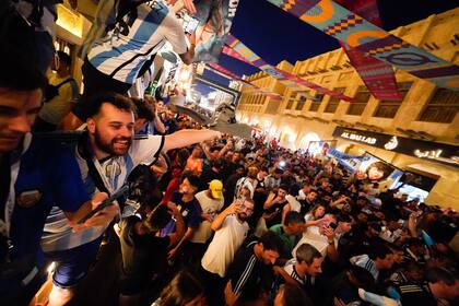 Banderazo argentino en Souq Waqif, Doha
