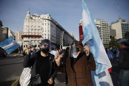 Los manifestantes llegaron con máscaras y barbijos al Obelisco