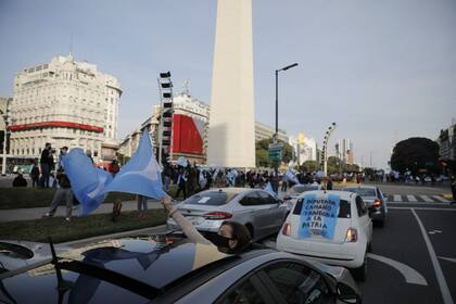 Autos y manifestantes de a pie llegaron al Obelisco pasadas las 16