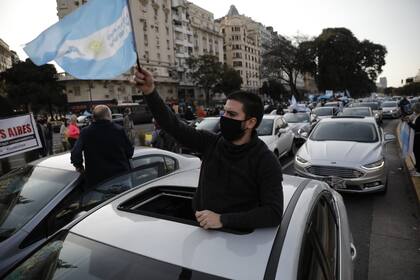 Una caravana de autos se creó en las calles colaterales al Obelisco para protestar contra la reforma judicial