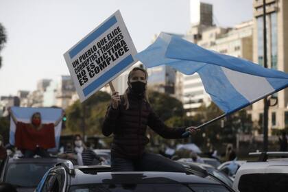 Carteles y banderas argentinas en el Obelisco