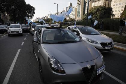 Los automovilistas también llevaron banderas argentinas