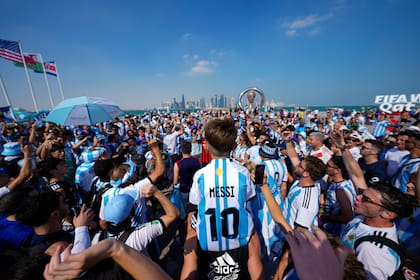 Banderazo de hinchas argentinos en el countdown clock de Doha