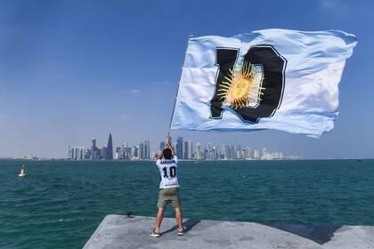 Banderazo de hinchas argentinos en el countdown clock de Doha