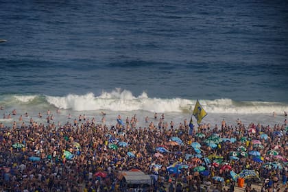 Banderazo de hinchas de Boca en la playa de Copacabana
Brasil