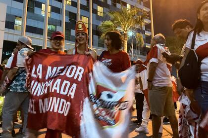 Banderazo de hinchas peruanos en Doha, Qatar