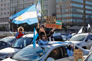 17A. El Gobierno contiene los reclamos de afines para "recuperar la calle"