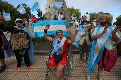 Banderazo durante la manifestación en Mar del Plata