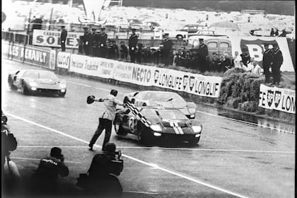 Banderazo. El Ford GT40 de Bruce McLaren cruza la meta por delante del de Ken Miles; ¿pero la carrera terminaba allí o había otra línea de llegada previa?