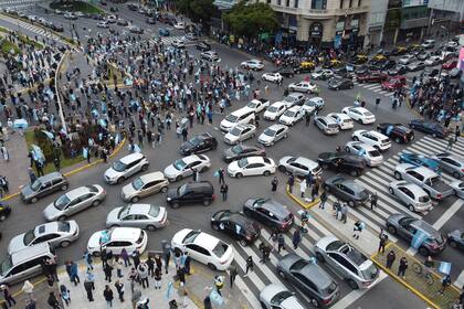 El banderazo en Santa Fue tuvo su fuerte réplica en Buenos Aires. Con el Obelisco como punto de encuentro, pero con cacerolazos y bocinazos en cada barrio