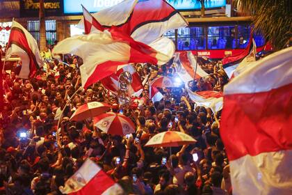 Los hinchas de River, en un nuevo banderazo; esta vez, en Lima