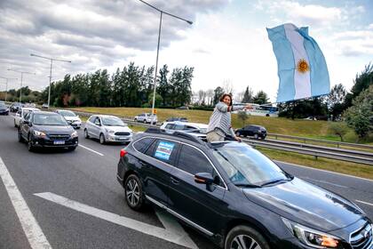 Banderazo en la Panamericana en el partido de Pilar