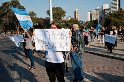 Los manifestantes rosarinos optaron por carteles y banderas argentinas, para reclamar en contra de la reforma judicial