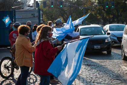 Mujeres avanzan sobre la Avenida Belgrano, en la costanera de Rosario