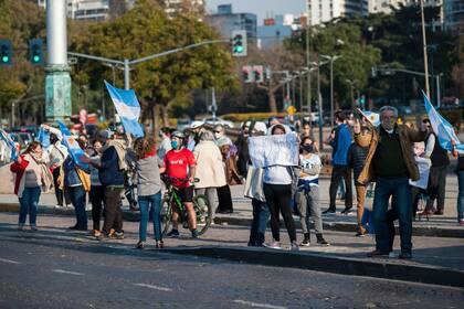 Quienes protestaron en Rosario ocuparon la vereda del Monumento y también, una parte de la Avenida Belgrano