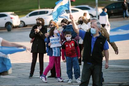 Algunos niños rosarinos acompañaron a sus familiares, que se manifestaron frente al río Paraná