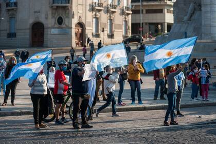 Los manifestantes rosarinos se convocaron en el Monumento a la Bandera, frente al río