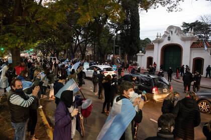 Banderazo frente a la quinta presidencial de Olivos