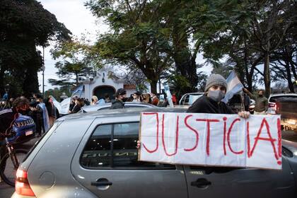 Banderazo frente a la quinta presidencial de Olivos