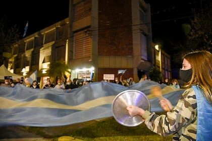La protesta se escuchó en distintos puntos del país; en Avellaneda, Santa Fe, hubo un banderazo contra la expropiación