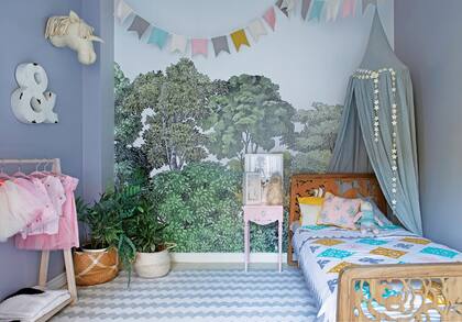 Cama (Mesopotamia BA). Acolchado (Rapsodia). Almohadones (Casa Málaga). Alfombra (Urban Outfitters). Cabeza de unicornio (Nini and Loli).